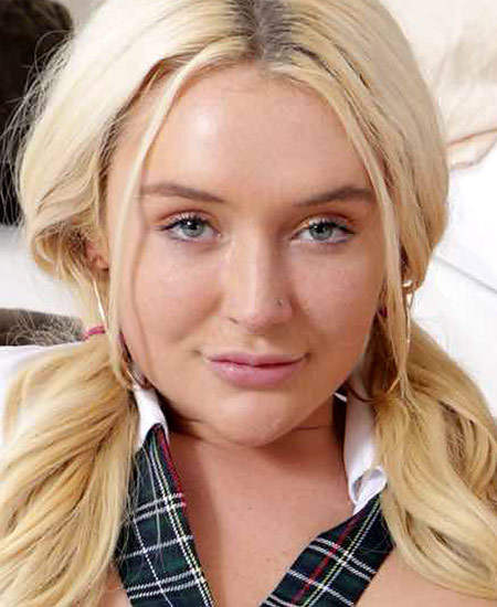 Chloe Marie Gorgeous College Girl Has A Very Kinky Side To Her